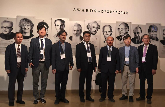 3일 이스라엘 예루살렘 히브리대에서 참석자들이 기념사진을 촬영하고 있다. 왼쪽부터 하성백 이집트 한글학교 선임교사, 박재원 이집트 한인회장, 안주현 시리아 교민대표, 장한주 요르단 한인회장, 이강근 이스라엘 한인회장, 김성국 전 레바논 한인회장, 이경수 이집트 한인회 부회장. 페이스북 캡처