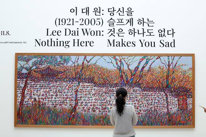 국립현대미술관 덕수궁에 전시된 이대원의 1984년작 '담'은 주미 한국대사관이 소장한 대표작으로, 원근의 깊이가 아닌 색선·색점·색면의 촘촘한 병치로 짜여 있다. 전통 회화 기법을 유화로 재구성한 작품이다. 뉴시스