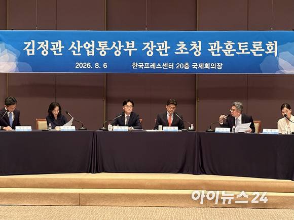 김정관 산업통상부 장관이 6일 서울 중구 한국프레스센터에서 열린 관훈토론회에 참석해 답변하고 있다. [사진=권서아 기자]