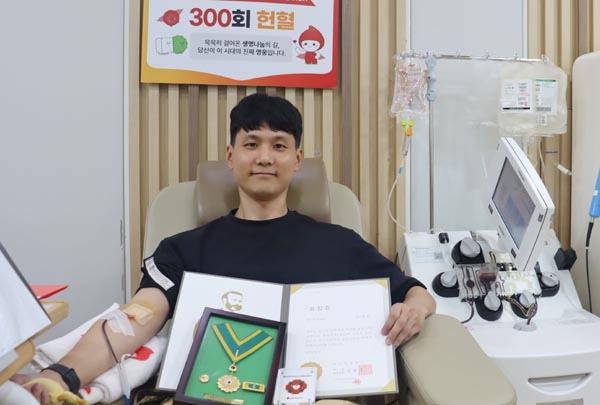 지난 5일 부산 남구 헌혈의집 대연센터에서 300번째 헌혈을 하고 있는 김기환 씨. 평범한 직장인인 그는 20년 가까이 매달 한 차례 이상 헌혈에 참여하고 있다.  대한적십자사 부산혈액원 제공