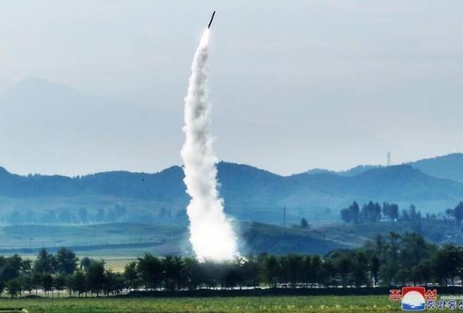 북한이 지난 2024년 9월18일 고중량 재래식 탄두를 장착한 신형 단거리탄도미사일(SRBM) 시험발사를 실시하고 있다. 연합뉴스