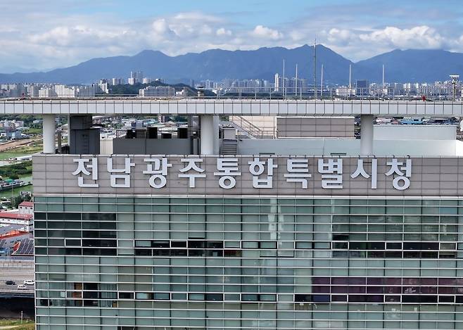 전남광주통합특별시 출범 첫날인 7월 1일 광주청사 간판이 광주광역시청에서 전남광주통합특별시청으로 바뀌어 걸려있다. 연합뉴스