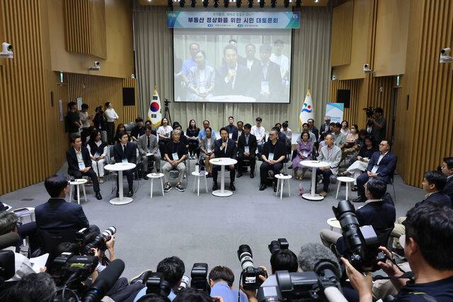오세훈 서울시장이 6일 서울시청에서 열린 '부동산 정상화를 위한 시민 대토론회'에서 발언하고 있다. 연합뉴스