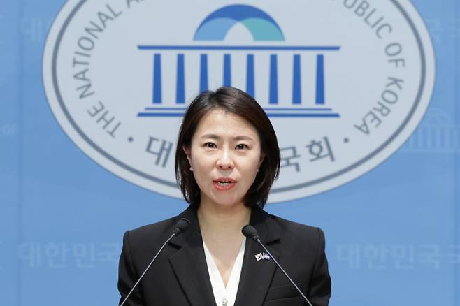더불어민주당이 기록적인 폭염에 따른 인명 피해를 막기 위해 산업재해 예방 태스크포스(TF)를 중심으로 폭염에 노출된 현장 노동자의 안전 실태를 점검하기로 했다. 사진은 김한나 더불어민주당 서울시당 윤리심판위원이 2일 서울 여의도 국회 소통관에서 김경 시의원 관련 조사 결과를 발표하고 있는 모습. /사진=뉴스1