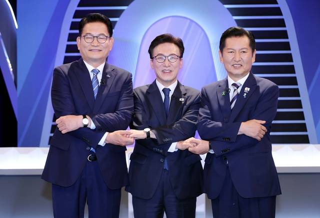 손은 잡았지만…  : 더불어민주당 8·17 전당대회 당 대표 경선에 출마한 송영길·김민석·정청래(왼쪽부터) 후보가 5일 오후 KBS 주관으로 열린 TV토론회에서 손을 잡은 채 기념촬영을 하고 있다.  국회사진기자단