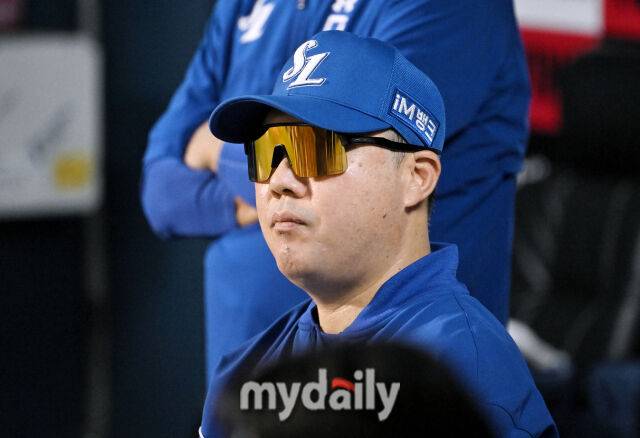 24일 오후 서울 잠실야구장에서 진행된 '2026 프로야구 KBO리그' 두산베어스와 삼성라이온즈의 경기. 삼성 박진만 감독이 경기를 지켜보고 있다./마이데일리