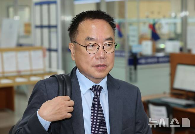 [서울=뉴시스] 김명년 기자 = 서범수 국민의힘 의원이 15일 서울 서초구 서울중앙지방법원에서 열린 추경호 대구시장의 내란중요임무종사 혐의 7차 공판에 증인 신분으로 출석하고 있다.(공동취재) 2026.07.15. photo@newsis.com
