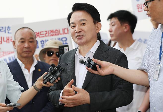원희룡 전 국토교통부 장관이 6일 양평고속도로 사업 백지화 과정에서 적법 절차를 지키지 않았다는 의혹 등의 조사를 위해 경기도 과천시 2차 종합특검 사무실로 출석하며 취재진 질문에 답하고 있다. 연합뉴스
