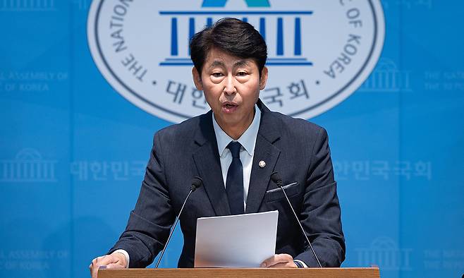 이훈기 더불어민주당 의원이 5일 서울 여의도 국회 소통관에서 재정경제부 주가누르기 방지법 전면재검토 촉구 및 주가누르기 방지법 대표발의 기자회견을 하고 있다. 뉴스1