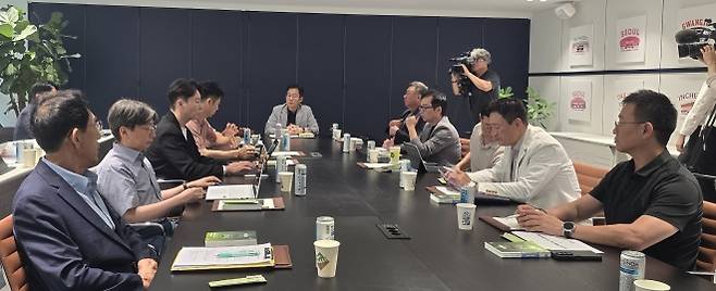 한국야구위원회(KBO) 박근찬 사무총장과 10개 구단 단장들이 6일 오후 폭염대책을 논의하기 위한 긴급 실행위원회를 진행하고 있다.         박현진기자