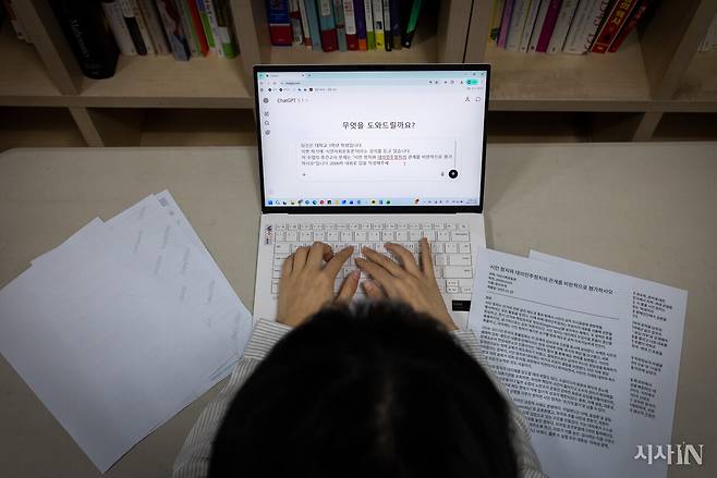 인공지능 챗봇을 이용하는 모습. ⓒ시사IN 신선영