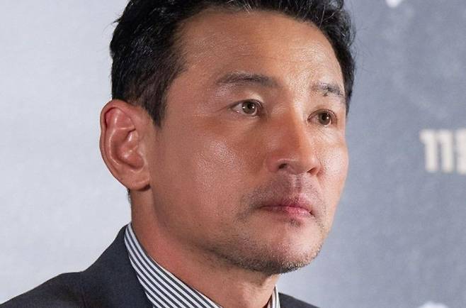 The legal community has released a legal interpretation regarding the establishment of an extramarital affair and the crime of stalking in the privacy controversy surrounding actor Hwang Jung-min. Attorney Lee Ji-hoon analyzed the relationship between Hwang Jung-min and informant A, explaining the possibility of legal action.Through his YouTube channel, Attorney Lee analyzed that the relationship between the two in 2023 could be viewed as an extramarital affair, and that As subsequent actions constitute the crime of unilateral stalking. He also added that this is a matter where Hwang Jung-mins spouse could file a lawsuit against A for damages as an adulterer.Currently, Hwang Jung-mins side has filed a complaint against A for stalking, and the court issued a summary order imposing a fine of 3 million won along with a provisional restraining order. Dissatisfied with this, A has requested a formal trial, and the legal battle between the two parties is expected to continue.His agency, Sam Company, stated that it will take strict action against the dissemination of false information and defamation. As legal proceedings are underway, the dispute between the two sides is expected to continue for the time being.