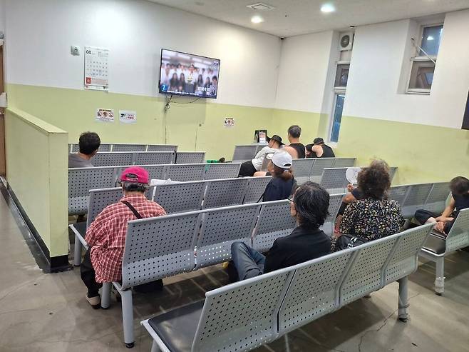 서울시립 '다시서기 서울역희망지원센터' 5일 오후 서울시립 '다시서기 서울역희망지원센터' 내 대기실에서 노숙인들이 더위를 피하고 있다. [촬영 황재하]