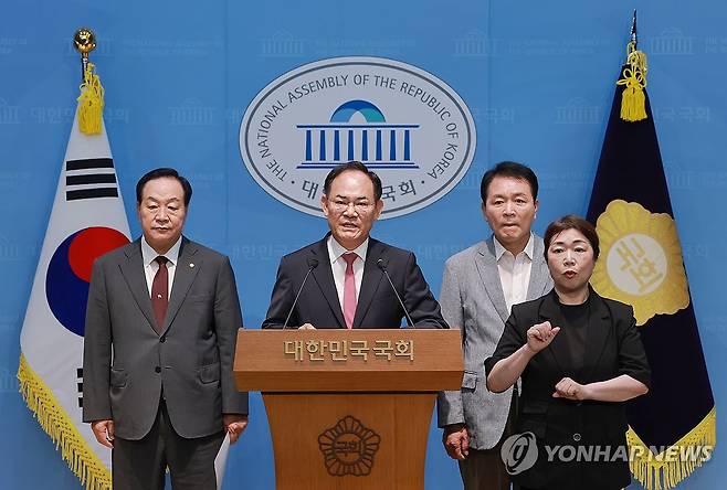 대통령 '육사 출신 쿠데타' 발언 관련 입장 밝히는 국민의힘 국방위원 (서울=연합뉴스) 신현우 기자 = 국회 국방위원회 야당 간사인 국민의힘 임종득 의원(왼쪽 두번째)이 6일 국회 소통관에서 전날 이재명 대통령의 '육군사관학교 출신의 쿠데타' 발언과 관련해 사관학교 통합의 추진 배경, 기대 효과 등이 명확하지 않다며 비판하고 있다. 왼쪽부터 국방위원인 국민의힘 한기호 의원, 임 간사, 국방위원인 같은 당 성일종 의원. 2026.8.6 nowwego@yna.co.kr