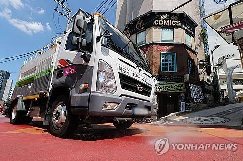 더위 식히는 살수차 [연합뉴스 자료사진]