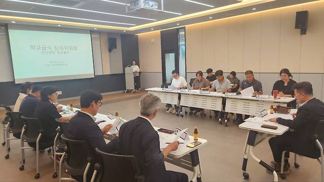 지난 4일 안성시 먹거리희망공급소에서 '2026년 학교급식지원 심의위원회'가 열렸다. 사진=안성시