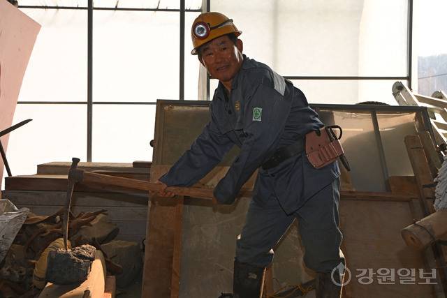 ◇은퇴광부 박창희(76)씨가 자택 개인창고에서 자신이 수집한 광부들의 장비를 착용하고 포즈를 취하고 있다. 사진=강원일보 DB