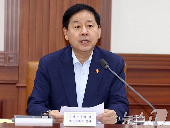 구윤철 경제부총리 겸 재정경제부 장관이 6일 오전 서울 종로구 세종대로 정부서울청사에서 열린 비상경제본부 희의 겸 경제·구조혁신 관계장관회의에서 모두 발언을 하고 있다. 2026.8.6 ⓒ 뉴스1 김명섭 기자