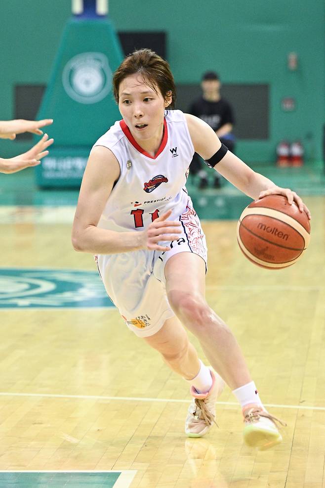 아란마레 히라오카가 5일 부천체육관에서 열린 2026 ticketLINK WKBL 퓨처스리그 준결승 신한은행과 경기에서 드리블 하고 있다. 사진 | WKBL