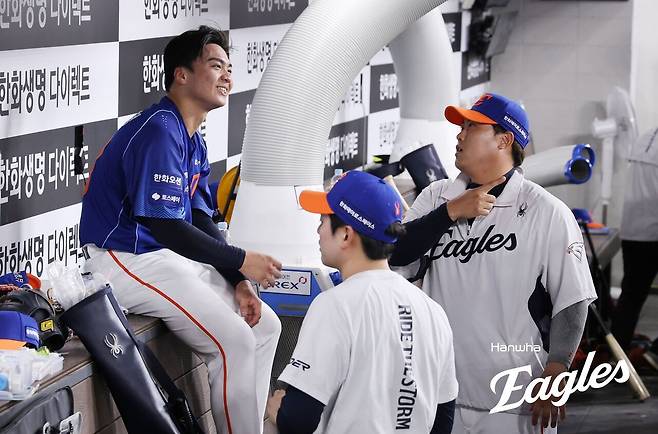 왕옌청(왼쪽)과 류현진. 한화이글스 제공