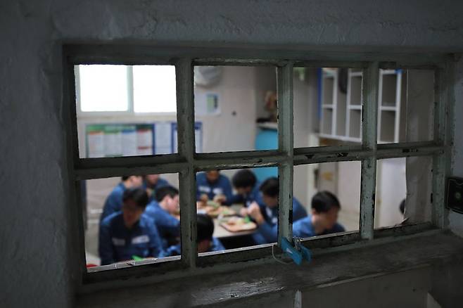법무부가 폭염 속 추진하던 교정시설 에어컨 설치 사업을 비판 여론에 잠정 중단했다. 사진은 경기 안양교도소. /사진=뉴시스(법무부 제공)