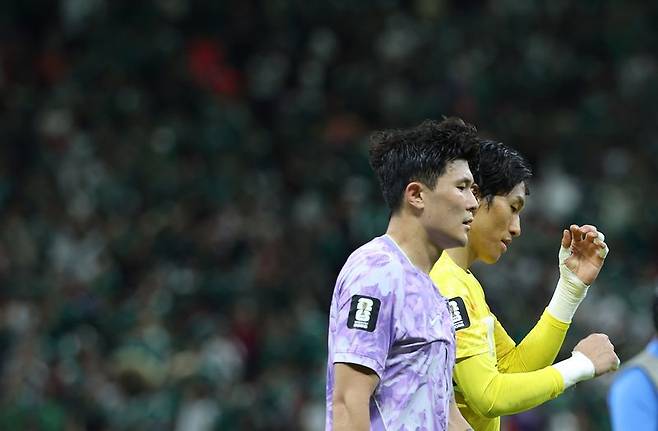 멕시코 과달라하라 스타디움에서 열린 2026 북중미 월드컵 조별리그 A조 대한민국과 멕시코의 경기, 1-0으로 패배한 대한민국 김민재와 김승규가 그라운드를 돌고 있다.뉴시스
