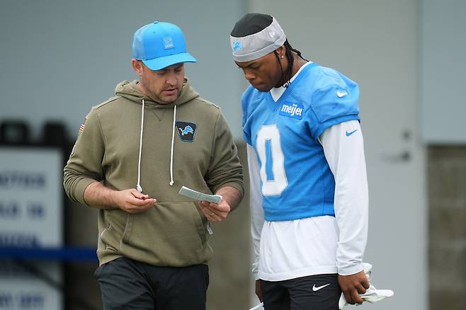 <YONHAP PHOTO-1051> Detroit Lions offensive coordinator Drew Petzing talks with running back Jahmyr Gibbs (0) before an NFL football practice in Allen Park, Mich., Thursday, June 11, 2026. (AP Photo/Paul Sancya)/2026-06-12 03:03:01/<저작권자 ⓒ 1980~2026 ㈜연합뉴스. 무단 전재 재배포 금지, AI 학습 및 활용 금지>