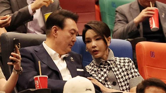 영화 '브로커' 관람하는 윤석열·김건희 2022.6.12 [자료사진]