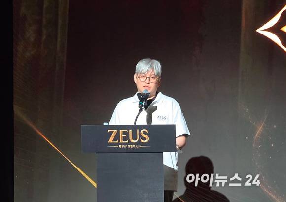 정성훈 에이버튼 디렉터가 '제우스: 오만의 신'의 페르소나 시스템에 대해 설명하고 있다. [사진=곽민구 기자]