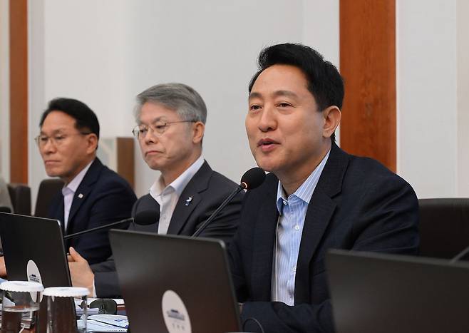 청와대에서 열린 제30회 국무회의에 참석한 오세훈 서울시장이 인사말을 하고 있다. [사진 청와대사진기자단]