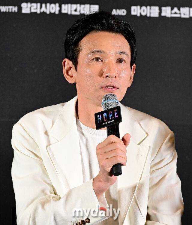 Person A, who is exposing actor Hwang Jung-mins private life, strongly refuted Hwang Jung-mins sides unilateral claim of being a victim of stalking and released an additional statement regarding the conflict between Hwang Jung-min and his wife, as well as their past relationship. Person A emphasized that their relationship was a reciprocal one involving interaction, and criticized Hwang Jung-min for displaying a contradictory attitude, claiming to be a victim of stalking to the outside world while being suspected of infidelity by his wife.