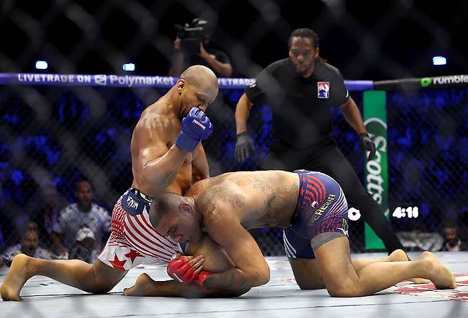 지난 6월 UFC 백악관대회에서 다운됐다 다리를 붙들고 일어서려는 알렉스 페레이라의 후두부에 반칙 공격인 엘보우를 날리는 시릴 간. 후두부에 연속해서 공격을 받은 페레이라는 일어서던 중 다시 그로기에 빠져 결국 KO패 했다. [게티이미지]