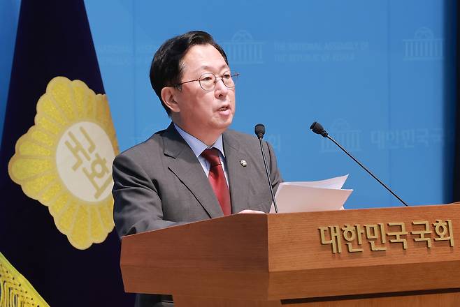 국회 국방위원회 소속 유용원 국민의힘 의원이 7일 국회 소통관에서 ‘정치적 목적으로 추진되는 이재명 정부의 국군사관학교 설립 추진 규탄 및 각 군 전문성을 기반으로 한 장교 양성체계 마련 촉구 결의안’ 발의 기자회견을 하고 있다. [연합]