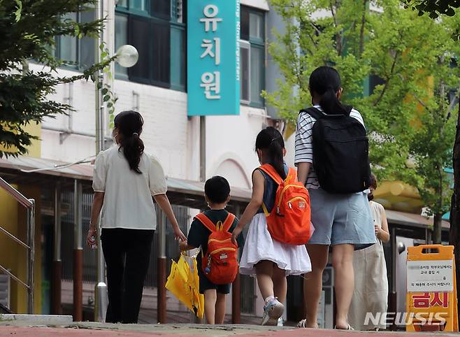 [서울=뉴시스] 김금보 기자 = 서울 중구 한 유치원 앞에서 보호자가 자녀와 함께 등원하고 있다. 2022.08.02. kgb@newsis.com