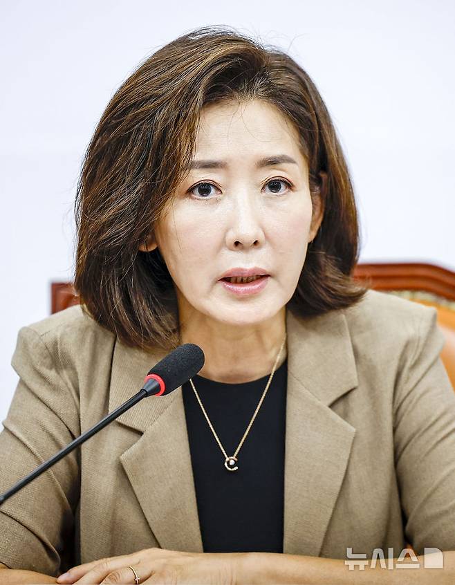 [서울=뉴시스] 정병혁 기자 = 나경원 국민의힘 의원이 소득세법 개정안을 발의할 예정이라고 밝혔다.  사진은 나 의원이 4일 서울 여의도 국회에서 열린 검찰 보완수사권 폐지·공소기각 조항의 위헌성과 대통령 재의요구권 행사 촉구 긴급 토론회에서 발언하는 모습. 2026.08.04. jhope@newsis.com