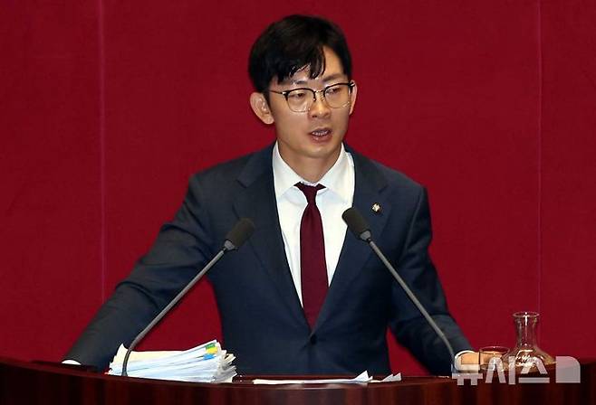 [서울=뉴시스] 조성봉 기자 = 박충권 국민의힘 의원이 28일 오전 서울 여의도 국회에서 열린 본회의에서 국회법 일부개정법률안(위원회안)에 대한 반대 무제한토론을 하고 있다. 2025.09.28. suncho21@newsis.com