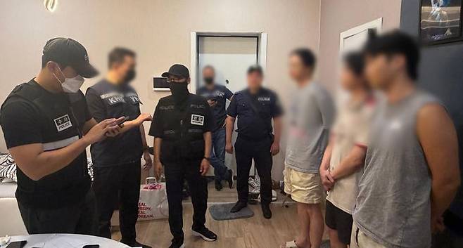 [서울=뉴시스] 범정부 합동 '초국가범죄 특별대응 TF'는 카자흐스탄 당국과 합동 작전을 통해 알마티 소재 스캠범죄 사무실 및 조직원들의 은신처를 급습해 한국인 스캠조직원 14명을 검거하고 이와 동시에 국내에 체류 중인 동일 스캠조직의 조직원 5명도 검거했다고 5일 밝혔다.이번 작전은 우리 정부가 중앙아시아에 거점을 둔 한국인 스캠범죄 조직을 원점타격한 최초 사례로, 현지에서 검거된 피의자들은 지난달 28일부터 이달 5일까지 인천공항을 통해 국내로 순차 송환되었다. (사진=경찰청 제공) 2026.08.05. photo@newsis.com *재판매 및 DB 금지