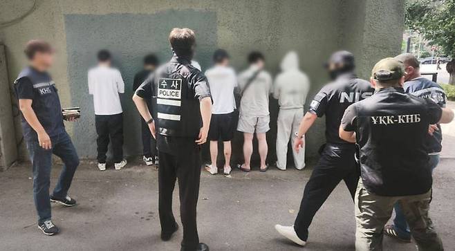 [서울=뉴시스] 범정부 합동 '초국가범죄 특별대응 TF'는 카자흐스탄 당국과 합동 작전을 통해 알마티 소재 스캠범죄 사무실 및 조직원들의 은신처를 급습해 한국인 스캠조직원 14명을 검거하고 이와 동시에 국내에 체류 중인 동일 스캠조직의 조직원 5명도 검거했다고 5일 밝혔다.이번 작전은 우리 정부가 중앙아시아에 거점을 둔 한국인 스캠범죄 조직을 원점타격한 최초 사례로, 현지에서 검거된 피의자들은 지난달 28일부터 이달 5일까지 인천공항을 통해 국내로 순차 송환되었다. 사진은 합동 검거 후 신원확인을 하는 모습. (사진=경찰청 제공) 2026.08.05. photo@newsis.com *재판매 및 DB 금지