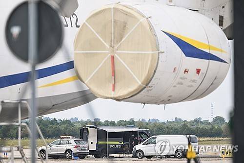 폭발물이 장착된 드론이 발견된 독일 라이프치히-할레 공항의 우크라 안토노프 화물기 [AP 연합뉴스. 재판매 및 DB 금지]