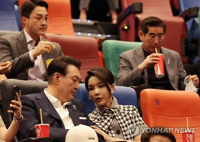 영화 '브로커' 관람 나선 윤석열 대통령 내외 [연합뉴스 자료사진]