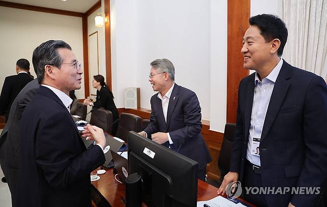 지난달 17일 청와대 국무회의에서 인사하는 오세훈 서울시장과 김용범 청와대 정책실장 [청와대통신사진기자단] xyz@yna.co.kr