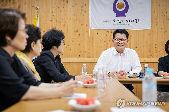 전남광주 오월어머니집 찾은 민주당 송영길 당대표 후보 (서울=연합뉴스) 더불어민주당 송영길 당 대표 후보가 7일 전남광주 남구 오월어머니집을 방문해 간담회를 하고 있다. 2026.8.7 [송영길 후보 제공. 재판매 및 DB 금지] photo@yna.co.kr