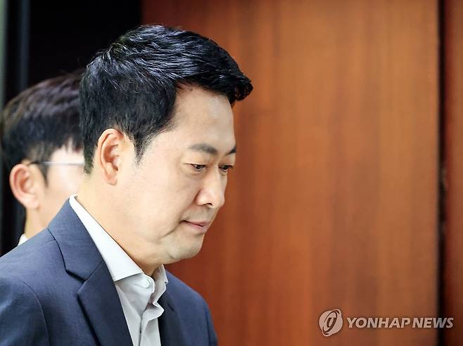 부동산 정책 정상화 특위 입장하는 장동혁 대표 (서울=연합뉴스) 배재만 기자 = 국민의힘 장동혁 대표가 7일 국회에서 열린 부동산정책 정상화 특별위원회 전체 회의에 입장하고 있다. 2026.8.7 scoop@yna.co.kr