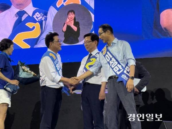 8일 오후 인천 남동체육관에서 열린 더불어민주당 인천시당 제3차 정기당원대회에서 허종식 신임 인천시당 위원장이 시당 위원장 선거 개표 결과 직후 상대 후보자인 이성만 전 국회의원과 정일영 국회의원에게 악수를 건네고 있다. 2026.8.8 /박경호기자 pkhh@kyeongin.com