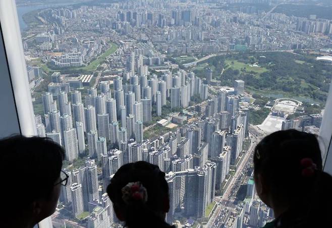 서울 송파구 롯데월드타워 전망대 서울스카이에서 바라본 서울 시내 아파트 단지의 모습. 연합뉴스