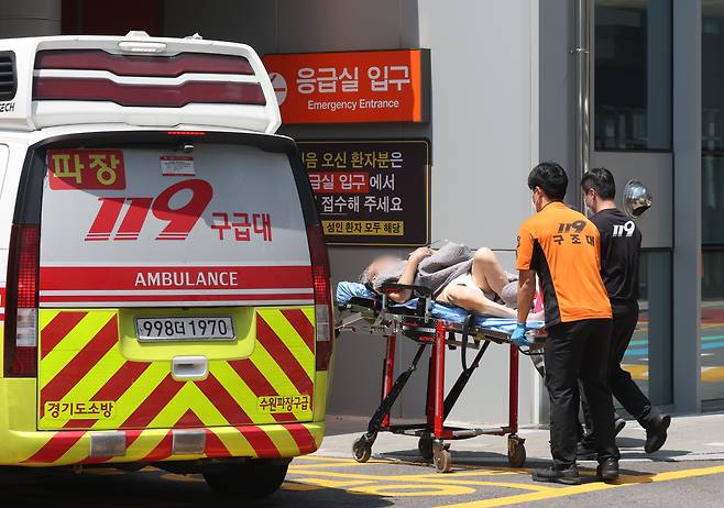 전국에 기록적인 폭염으로 인해 온열질환환자가 증가하고 있는 지난 5일 경기 수원시의 한 대형병원 응급실로 환자들이 들어가고 있다./뉴스1