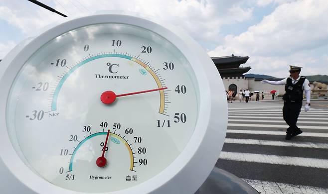 지난 7일 서울 종로구 광화문광장에서 지열의 영향을 받은 온도계가 40도에 가까운 수치를 가리키고 있다./뉴스1