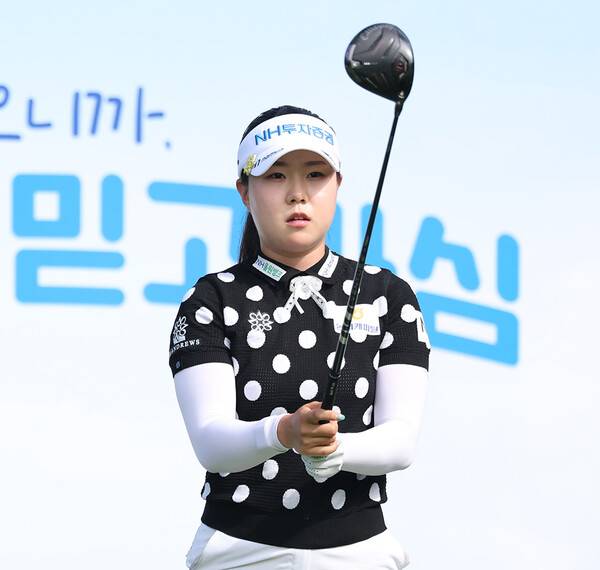 2026년 한국여자프로골프(KLPGA) 투어 제13회 제주삼다수 마스터스에 출전한 최정원 프로가 2라운드에서 경기하는 모습이다. 사진제공=KLPGA (사진을 무단으로 사용하지 마십시오.)