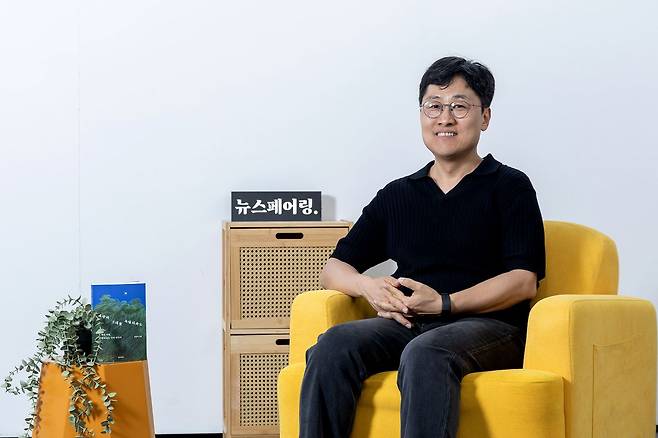 물리학자 김상욱은 KAIST 물리학과를 졸업하고 같은 대학원에서 양자 카오스에 관한 연구로 박사 학위를 받았다. 2018년부터 경희대 물리학과 교수로 재직 중인 그는 "교육의 목표는 아이의 행복이 아니다"라고 강조했다. 장진영 기자
