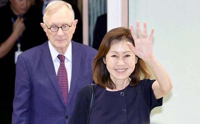 미셸 스틸 주한미국대사가 지난달 30일 오후 인천국제공항을 통해 입국하고 있다. 그외 왼편엔 남편인 숀 스틸 변호사. 공항사진기자단